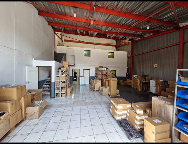 192M² WAREHOUSE TO LET IN JET PARK
